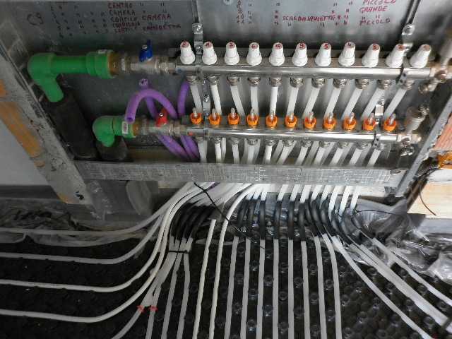 Collettore per impianti radianti sottopavimento a bassa e alta temperatura da2 a 12 uscite